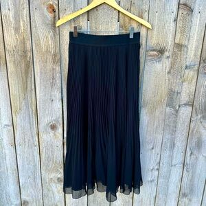 ARITZIA Wilfred Black Midt Waste Pleated Skirt. Small.
